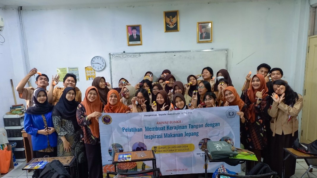 PKM "Pelatihan Membuat Kerajinan Tangan dengan Inspirasi Makanan Jepang" di SMAN Mutiara 17 Agustus Bekasi